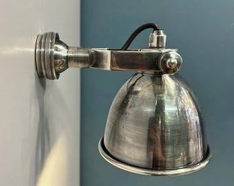 MONTI – Aplique de pared industrial con pantalla de latón ajustable, lámpara de acento artesanal / Arel Lighting