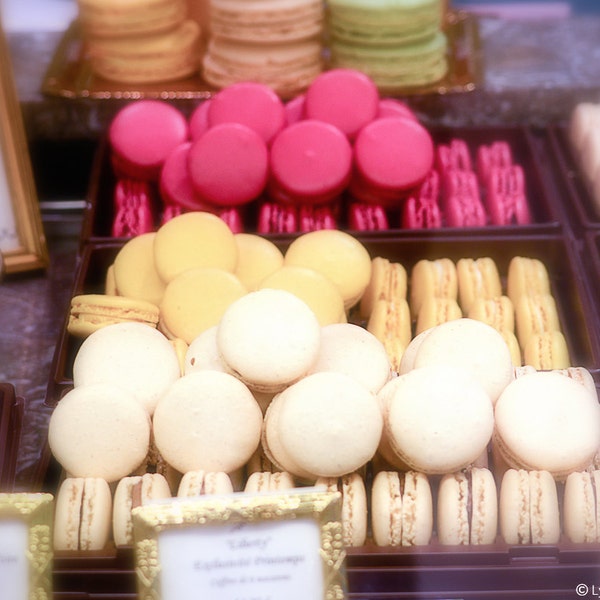 Paris Photography - une photo de macarons roses et jaunes au Café Pouchkine, Paris, romance, décoration intérieure, art mural parisien - « Sweet on Paris »