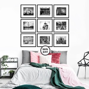 Puede incluir: Nueve fotograf&iacute;as enmarcadas en blanco y negro de lugares emblem&aacute;ticos de Londres, como el Tower Bridge y el Big Ben, se exhiben sobre una cama con cojines y una manta verde. Es visible una pegatina con el texto "50% OFF".