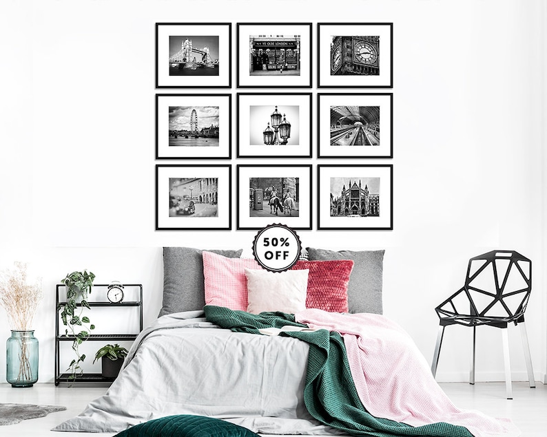 Puede incluir: Nueve fotograf&iacute;as enmarcadas en blanco y negro de lugares emblem&aacute;ticos de Londres, como el Tower Bridge y el Big Ben, se exhiben sobre una cama con cojines y una manta verde. Es visible una pegatina con el texto "50% OFF".