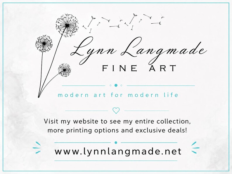 以下が含まれることがあります： 「Lynn Langmade FINE ART」の文字と「modern art for modern life」というキャッチコピーが入った、水色と白のカード。タンポポのイラストとウェブサイトのアドレスwww.lynnlangmade.netが特徴です。