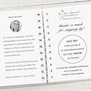 Op de afbeelding: Open spiraalgebonden notitieboek met tekst over kunstenaar Lynn Langmade, een fotograaf. De pagina bevat een foto van de kunstenaar, een logo en een promotieaanbieding. De tekst luidt "bedankt voor je bezoek!"