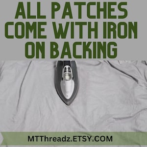 Puede incluir: Una plancha blanca con un mango gris est&aacute; sobre una superficie de tela gris. El texto "ALL PATCHES COME WITH IRON ON BACKING" est&aacute; en la parte superior de la imagen. El texto "MTTThreadz.ETSY.COM" est&aacute; en la parte inferior de la imagen.