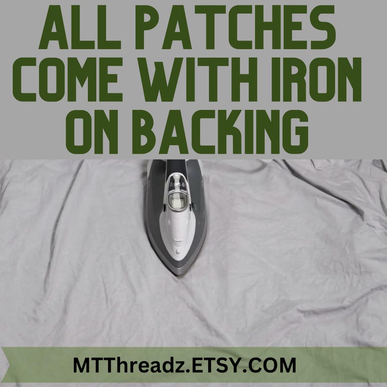 Puede incluir: Una plancha blanca con un mango gris est&aacute; sobre una superficie de tela gris. El texto "ALL PATCHES COME WITH IRON ON BACKING" est&aacute; en la parte superior de la imagen. El texto "MTTThreadz.ETSY.COM" est&aacute; en la parte inferior de la imagen.
