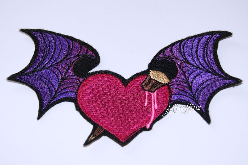 Heart embroideryパッドinアメスリタン Staked Vampire Heart With Wings Iron on Embroidery Patch