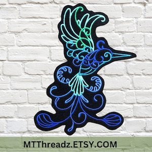 Peut inclure: Écusson brodé noir avec un motif de colibri stylisé en bleu et sarcelle. Le patch présente un motif détaillé et tourbillonnant. Le texte MTThreadz.ETSY.COM est en bas.