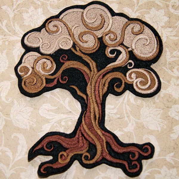Op de afbeelding: Geborduurde strijkpatch met een gestileerde boom met bruine en beige swirls. De boom heeft een dikke stam en wortels.