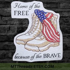 Peut inclure: Écusson brodé représentant une paire de bottes de combat beiges avec un drapeau américain. Le texte "Home of the FREE because of the BRAVE" est inscrit au-dessus et en dessous des bottes. L'écusson a une bordure blanche.