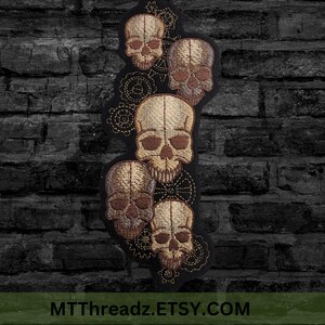 K&ouml;nnte beinhalten: Gestickter Aufn&auml;her mit f&uuml;nf goldenen Totenk&ouml;pfen und Zahnr&auml;dern auf schwarzem Hintergrund. Der Aufn&auml;her hat ein Steampunk-Design mit filigranen Details.