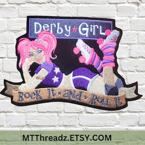 Peut inclure: Patch brodé représentant une fille de roller derby de dessin animé avec des cheveux roses, un uniforme violet et blanc et des patins à roulettes roses. Le patch a une bannière brune avec le texte "Rock It and Roll It" et une bannière violette avec le texte "Derby Girl".