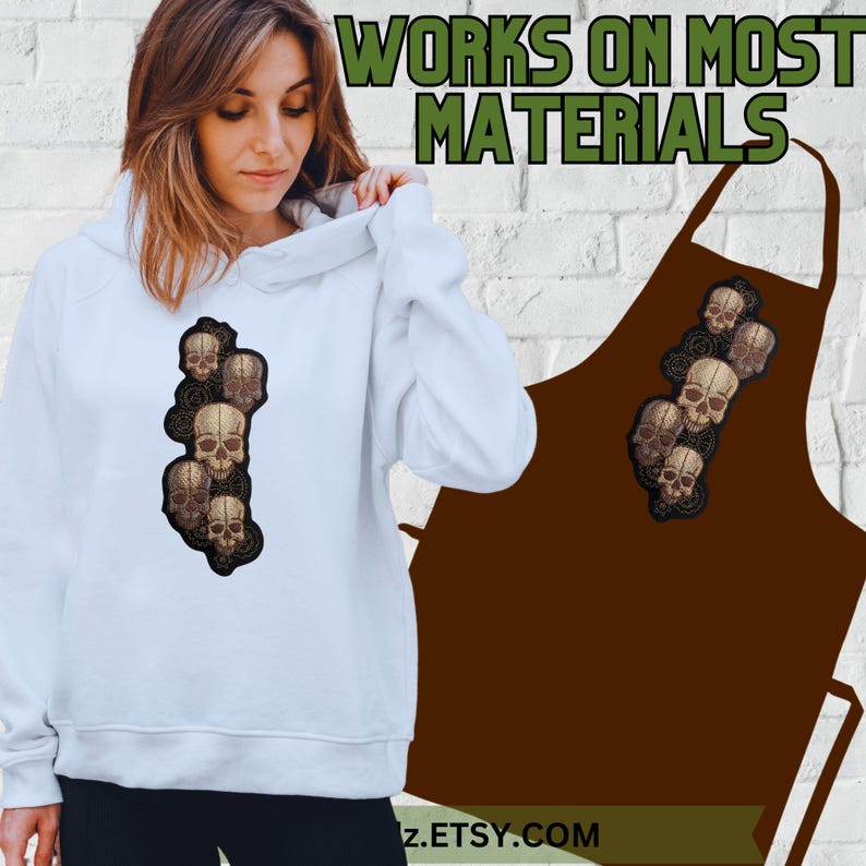 K&ouml;nnte beinhalten: Ein wei&szlig;er Hoodie mit einem Design aus f&uuml;nf Sch&auml;deln in einer vertikalen Reihe. Der Text "WORKS ON MOST MATERIALS" ist im Hintergrund sichtbar.
