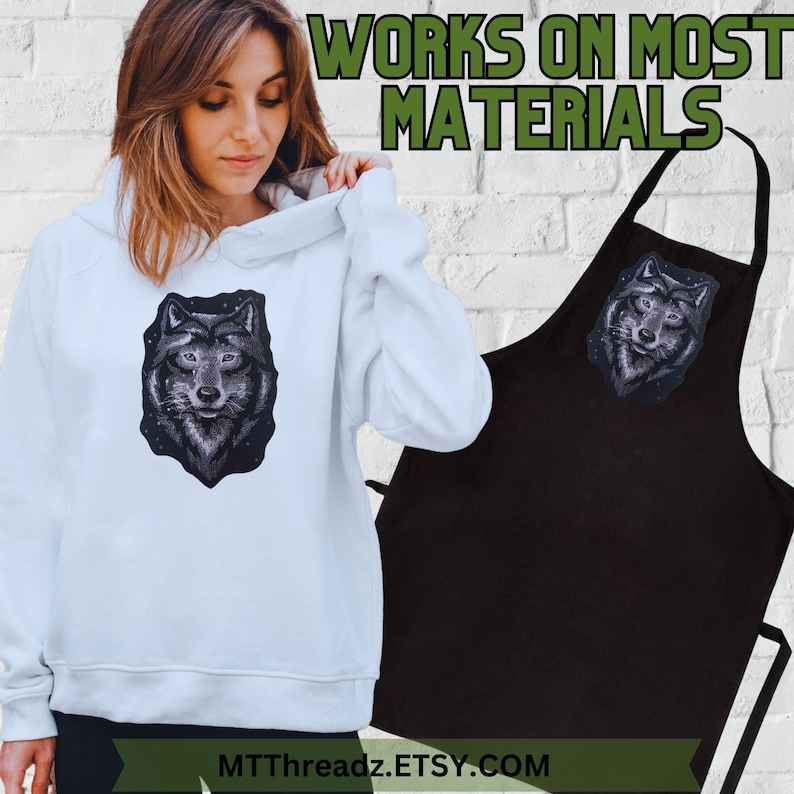 K&ouml;nnte beinhalten: Ein wei&szlig;er Hoodie und eine schwarze Sch&uuml;rze mit einem Wolf-Design. Der Text "WORKS ON MOST MATERIALS" wird &uuml;ber dem Bild angezeigt. Der Text "MTTThreadz.ETSY.COM" wird unter dem Bild angezeigt.