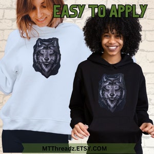 K&ouml;nnte beinhalten: Zwei Personen tragen schwarze und wei&szlig;e Hoodies mit einem Wolf-Motiv auf der Vorderseite. Der Text "EASY TO APPLY" befindet sich oben im Bild. Der Text "MTTThreadz.ETSY.COM" befindet sich unten im Bild.