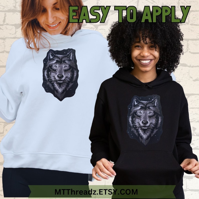 K&ouml;nnte beinhalten: Zwei Personen tragen schwarze und wei&szlig;e Hoodies mit einem Wolf-Motiv auf der Vorderseite. Der Text "EASY TO APPLY" befindet sich oben im Bild. Der Text "MTTThreadz.ETSY.COM" befindet sich unten im Bild.