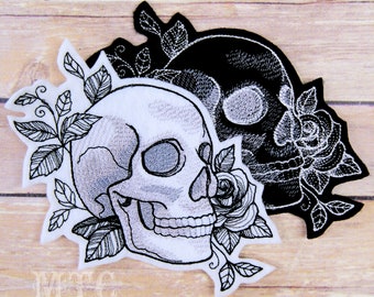 Cráneo de sombra y rosas negro blanco hierro en el parche de bordado MTCoffinz - Elegir tamaño / color