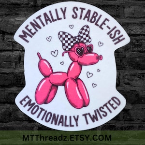 Peut inclure: Autocollant représentant un chien ballon rose avec le texte « Mentally Stable-ish Emotionally Twisted ». Le chien porte des lunettes de soleil en forme de cœur et un nœud à carreaux. De petits cœurs entourent le chien. L'autocollant a un fond blanc.
