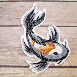 Peut inclure: Patch thermocollant brodé représentant un poisson koï gris et noir avec des accents orange. Le poisson nage vers la droite.
