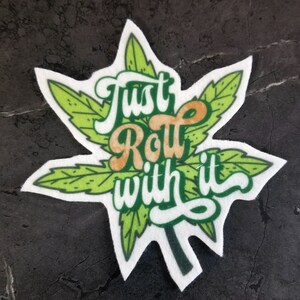 Parche de hoja de marihuana "Just Roll With It" - Hoja de marihuana - Parche termoadhesivo - Elige el tamaño
