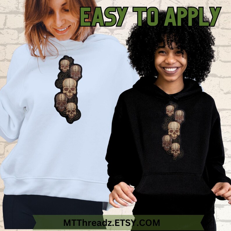 K&ouml;nnte beinhalten: Zwei Hoodies mit einem Totenkopf-Design. Der Hoodie links ist hellblau und der Hoodie rechts ist schwarz. Beide Hoodies zeigen den Text "EASY TO APPLY" &uuml;ber dem Totenkopf-Design. Der Text "MTTThreadz.ETSY.COM" befindet sich am unteren Rand des Bildes.