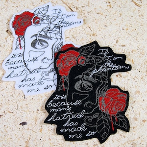 Puede incluir: Dos parches bordados en blanco y negro con rosas rojas y el texto "Si yo soy los fantasmas, es porque el odio del hombre me ha hecho así".