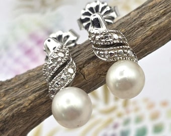 Pendientes de perla de oro blanco de 10 quilates con detalles de diamantes (st - 4401)