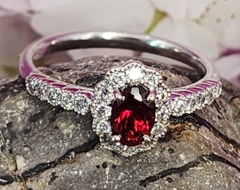 Anillo de oro blanco de 18 quilates con piedra solar ovalada y halo de diamantes (st - 3999)