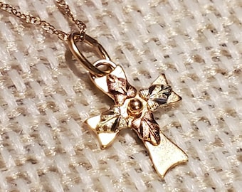 Pequeña cruz de oro de Black Hills de 10 quilates en cadena de oro amarillo de 10 quilates de 45,7 cm (st - 3074)