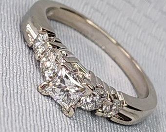 Anillo de compromiso de diamantes de talla princesa en oro blanco de 14 quilates (st - 3696)