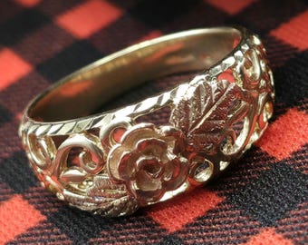 Anillo de oro amarillo de 10 quilates con rosa y hojas de oro Black Hills (st - 4743)