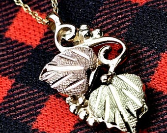 Colgante de hojas y uvas en oro Black Hills de 10 quilates (st - 4727)