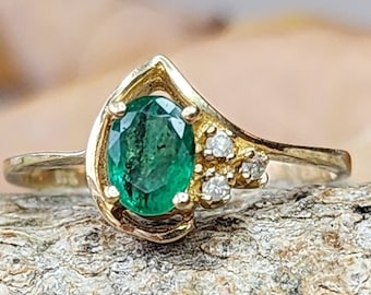 Anillo vintage de oro amarillo de 10 quilates con esmeralda ovalada y diamantes (St-3740)