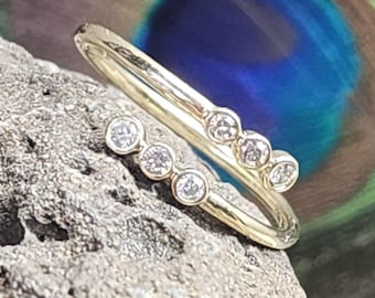 Anillo de oro amarillo de 10 quilates con diamantes engastados en bisel (st - 4453)