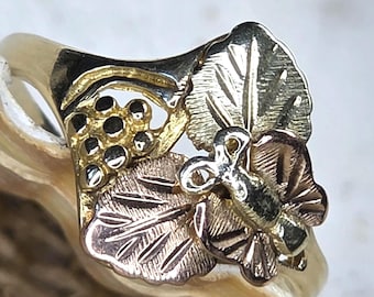 10K Black Hills Gold Ring with a Butterfly, Leaves and Grapes (st - 4630)