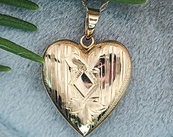 Colgante de medallón de corazón en oro amarillo de 14 quilates (st - 4080)