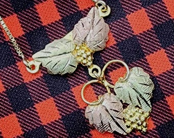 Colgante de oro de 10 quilates con hojas y uvas en cadena de eslabones (st - 4309)