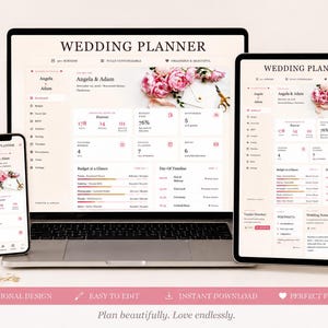 Op de afbeelding: Een digitale trouwplanner-sjabloon weergegeven op een laptop, tablet en smartphone. De interface heeft een lichte crèmekleurige achtergrond met roze accenten en toont de tekst Wedding Planner, Angela & Adam, samen met diverse budget- en tijdlijngegevens.