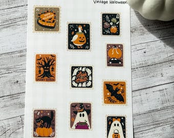 Op de afbeelding: Een vel vintage Halloween-thema postzegelstickers. De postzegels bevatten verschillende Halloween-illustraties, waaronder pompoenen, geesten, vleermuizen en een zwarte kat. De postzegels zijn in tinten oranje, bruin en zwart, met de tekst "Happy Halloween" en "Spooky Season".