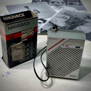 VINTAGE Magnavox TRANSISTOR RADIO with Box / Vintage Pocket Radio / am Radio / D1066 / Vintage Radio / 1960s Vibe.      (ub)