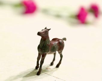 One Antique BRITAINS LEAD HORSE/Foal / Made in England / Lead Horse Figurine / Chippy / Rustic / Brown Horse  (ub)
