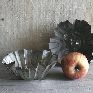 Pair of Antique Brioche Tins, Jelly Molds with Fluted Edges Antique Metalware Tin Ware, Rustic Country Kitchen