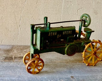 ジョンディア トラクター ミニカー ビンテージ 農業 希少 金属製 ビンテージの小型プラスチック製および金属製おもちゃのトラクター
