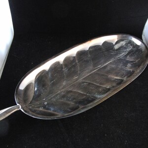 Metal small serving tray shaped like a leaf