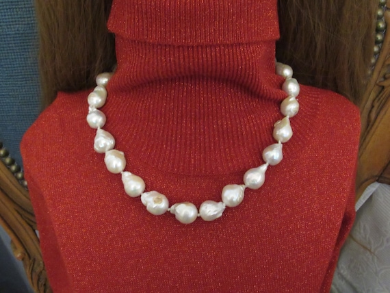 Pearl necklace - image 1