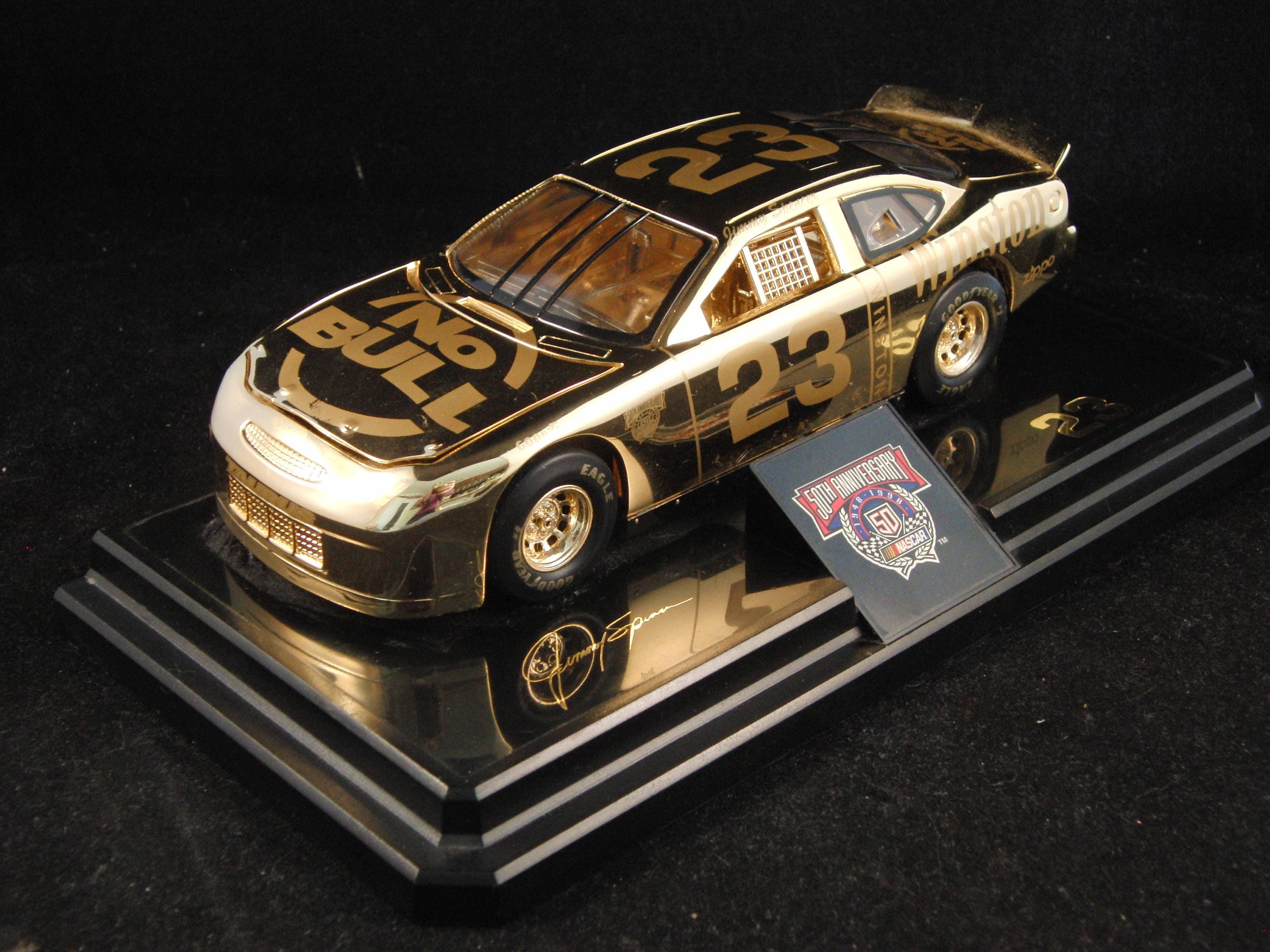 Miniature Lincoln Towncar V8 1993-1995 – Échelle 1/18 – Diecast – Blanche – Sièges Cuir