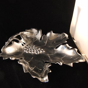 Metal serving tray shaped like a leaf