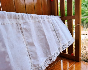 Mantovana vittoriana in lino bianco con frange di pizzo, romantica e accogliente decorazione per finestra in stile cottagecore, arredamento di alta qualità per la casa in stile rustico.