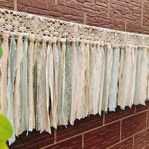 Cortina de renda artesanal em tons terrosos, degradê verde sálvia, estilo shabby chic, para janela ou porta. Ideal para cozinha estilo casa de campo ou como pano de fundo para casamentos.
