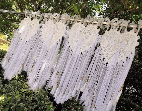 Crochet wedding backdrop | Beachweddingtips.com