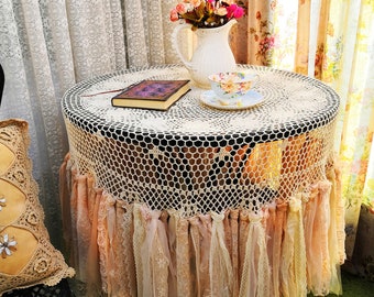 Tovaglia rotonda shabby chic fatta a mano con lunghe frange in pizzo all'uncinetto, tonalità della terra/pesca/salvia, arredamento boho cottage/farmhouse.