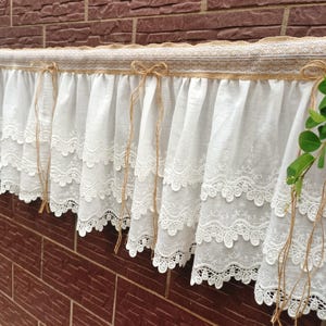 Vieux temps ~ rideau de fenêtre rustique Shabby chic de style campagnard français cantonnière de rideau en toile de jute naturelle à volants en dentelle blanche cottage victorien ~ UNIQUE